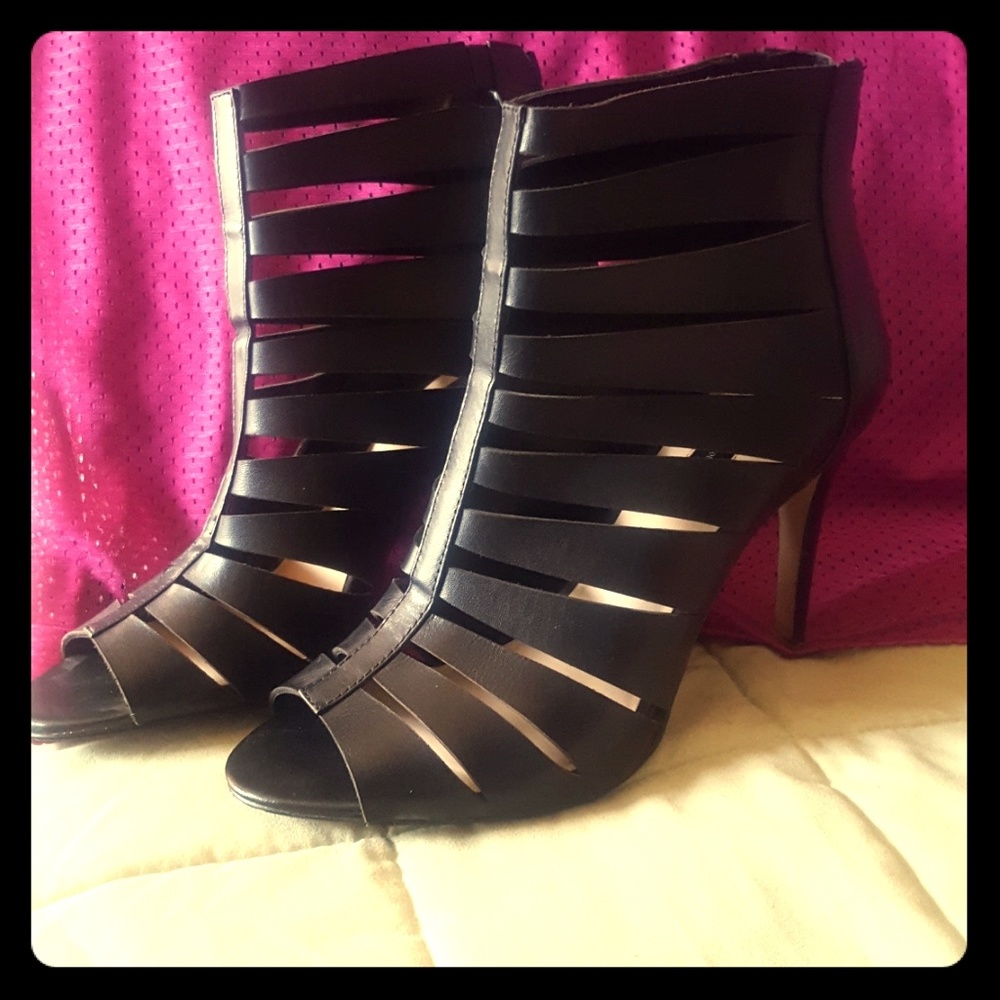 Black shoe. Wear when going out are with jeans.